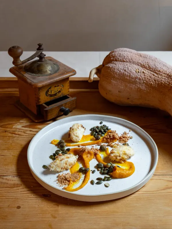 Bocconcini di caprino con crema di zucca, amaretti e capperi di salina