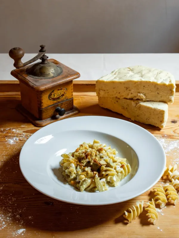 Fusillone di Gragnano I.G.P Faella con carciofi all'arancia, fonduta al Formadi Frant e pane croccante