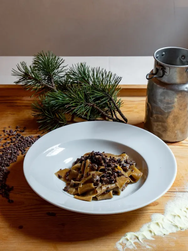 Pappardelle con Farina di Castagne, Cervo e Fave di Cacao